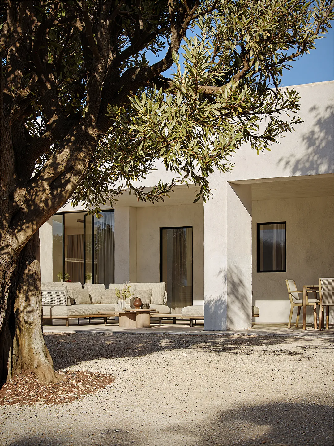 Vista esterna della villa Lamalunga con volumi essenziali, materiali naturali e piscina panoramica.